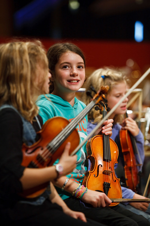 Jugendliche mit Violinen im Orchester