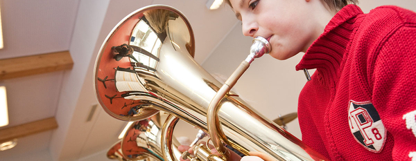 Jugendlicher spielt Tuba im Blasorchester